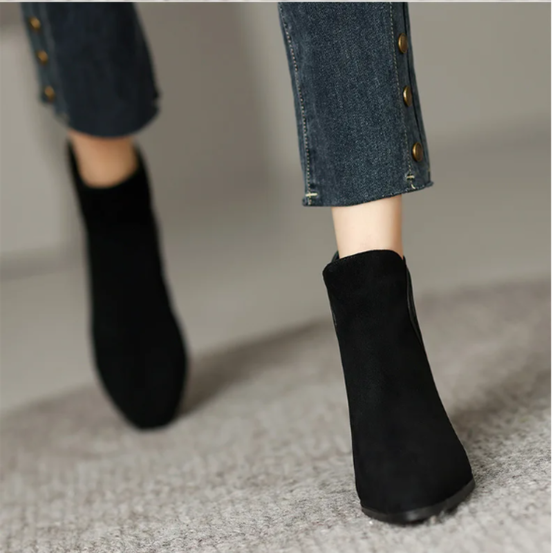 Stylische Ankle Boots mit Cutouts und niedrigem Absatz