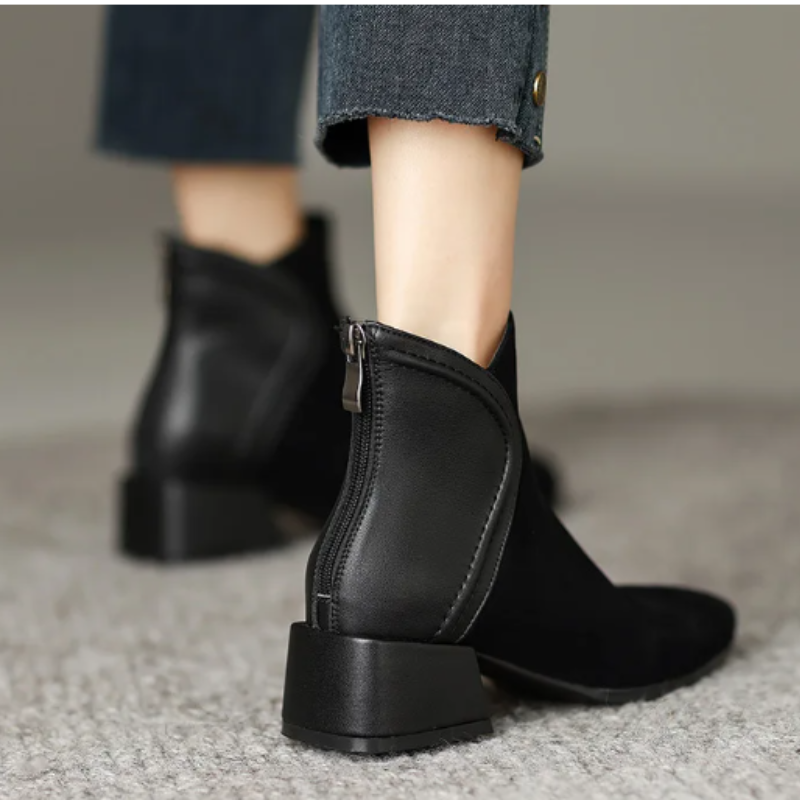 Stylische Ankle Boots mit Cutouts und niedrigem Absatz