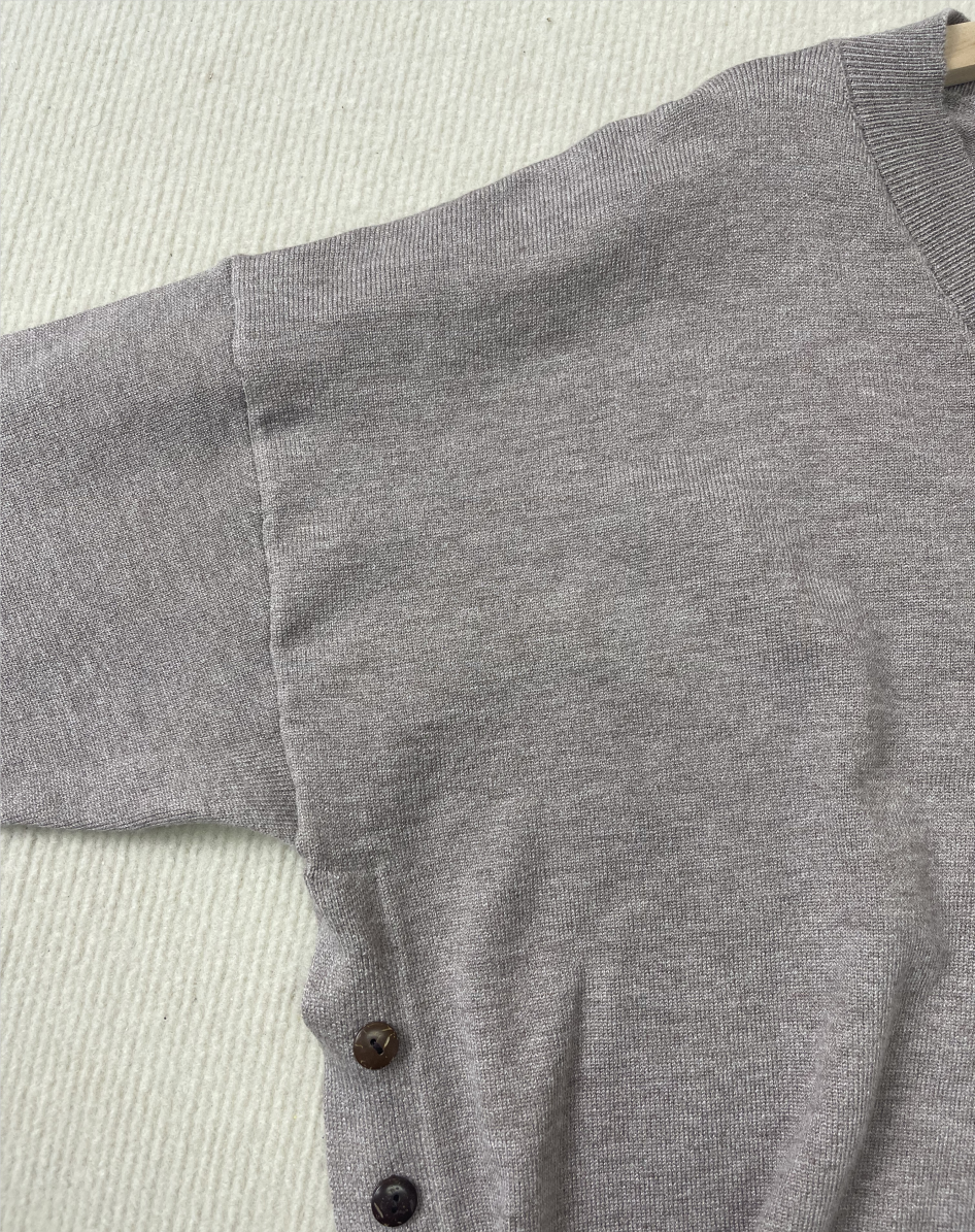 Grauer monochromer langärmeliger Pullover