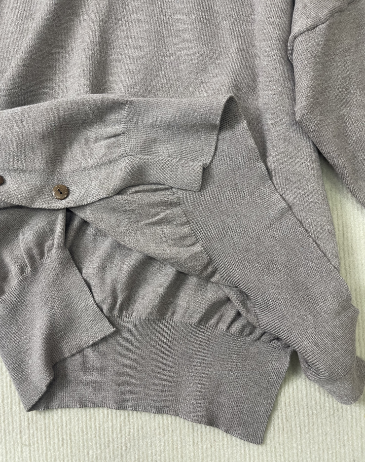 Grauer monochromer langärmeliger Pullover