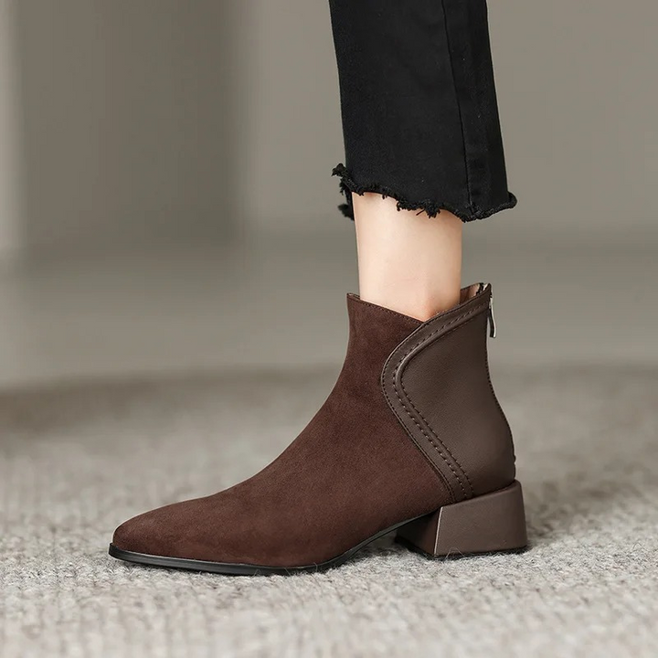 Stylische Ankle Boots mit Cutouts und niedrigem Absatz