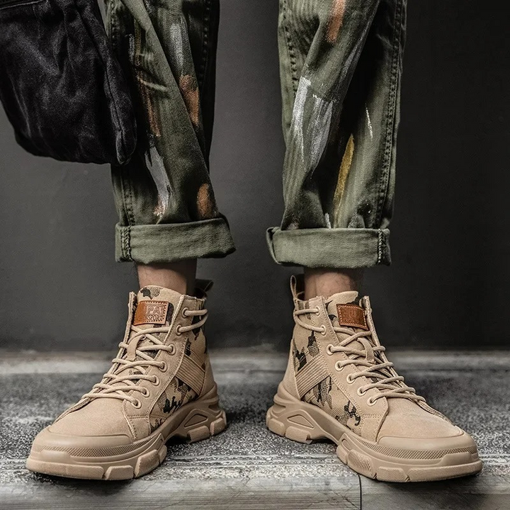 Herren Boots mit Camouflage-Einsätzen und rutschfester Laufsohle