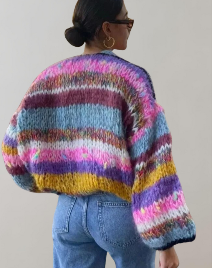 Übergroße und bunte Strickjacke