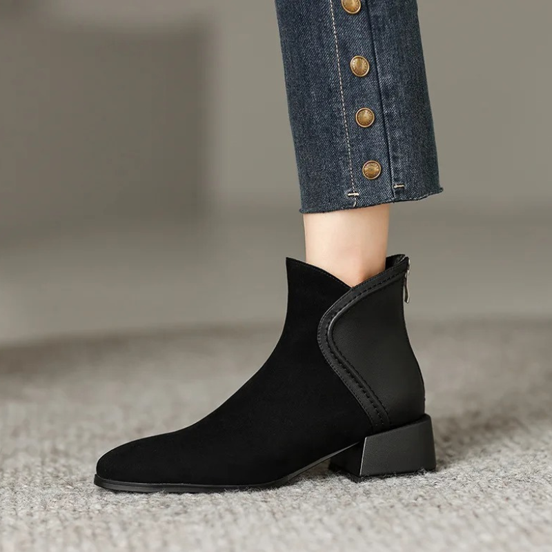 Stylische Ankle Boots mit Cutouts und niedrigem Absatz