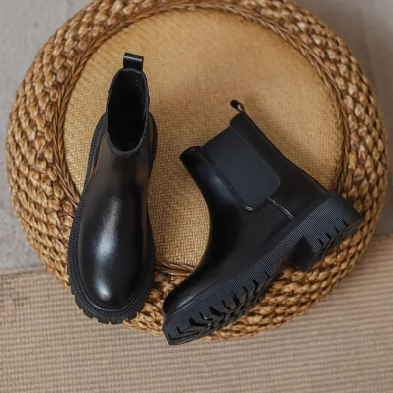 Damen Boots aus Leder mit elastischen Einsätzen