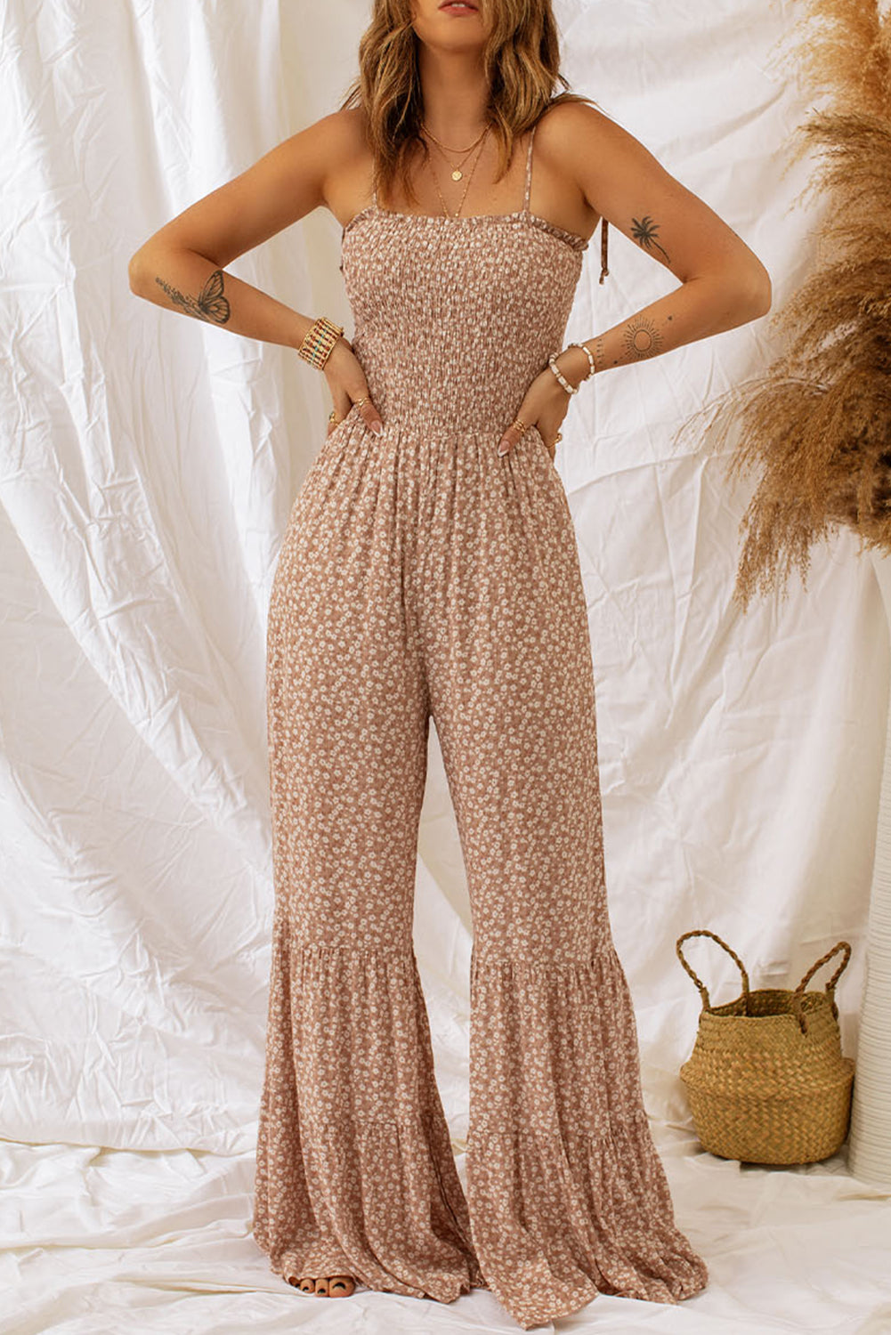 Floraler Spaghettiträger-Smocking-Jumpsuit mit weitem Bein