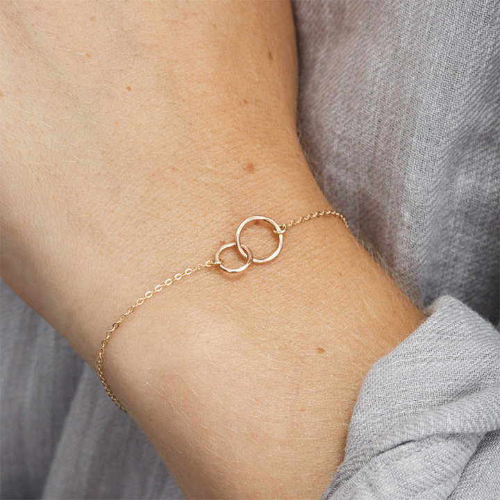 Armband mit verschlungenen Ringen