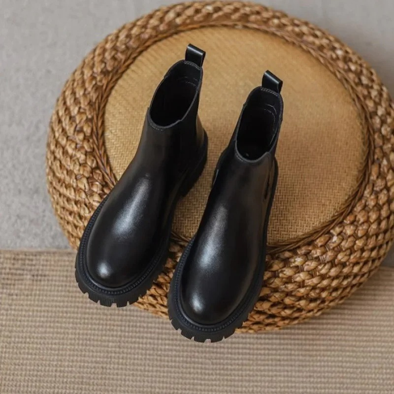 Damen Boots aus Leder mit elastischen Einsätzen