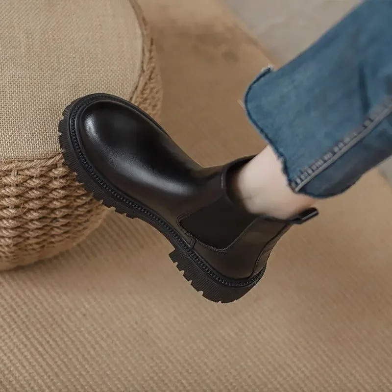 Damen Boots aus Leder mit elastischen Einsätzen