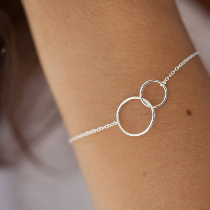 Armband mit verschlungenen Ringen