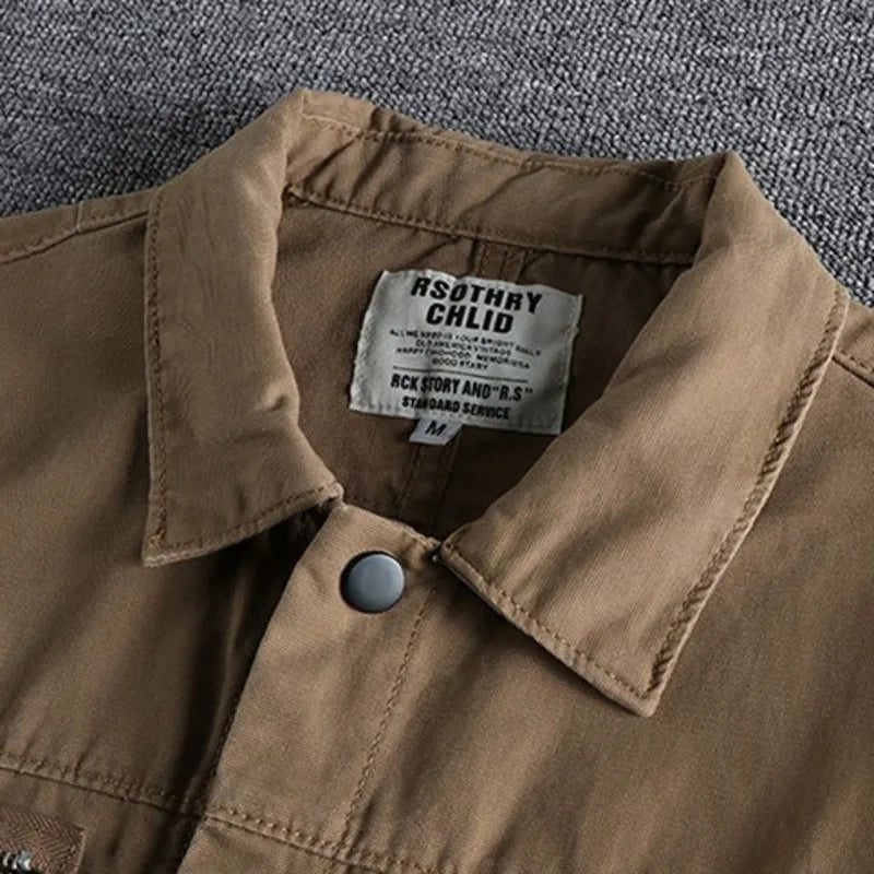 Lässige Utility-Jacke mit typografischen Akzenten