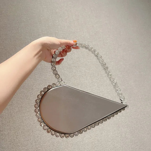 Elegante Clutch mit Kristallverzierung