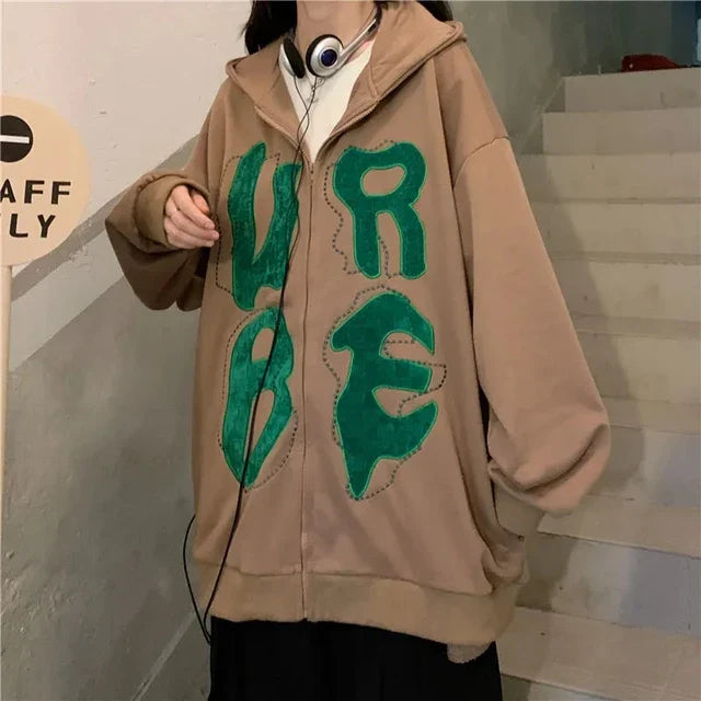 Oversized Hoodie mit auffälligen Buchstaben-Applikationen