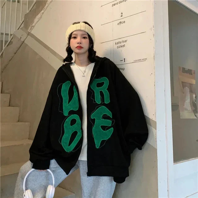 Oversized Hoodie mit auffälligen Buchstaben-Applikationen