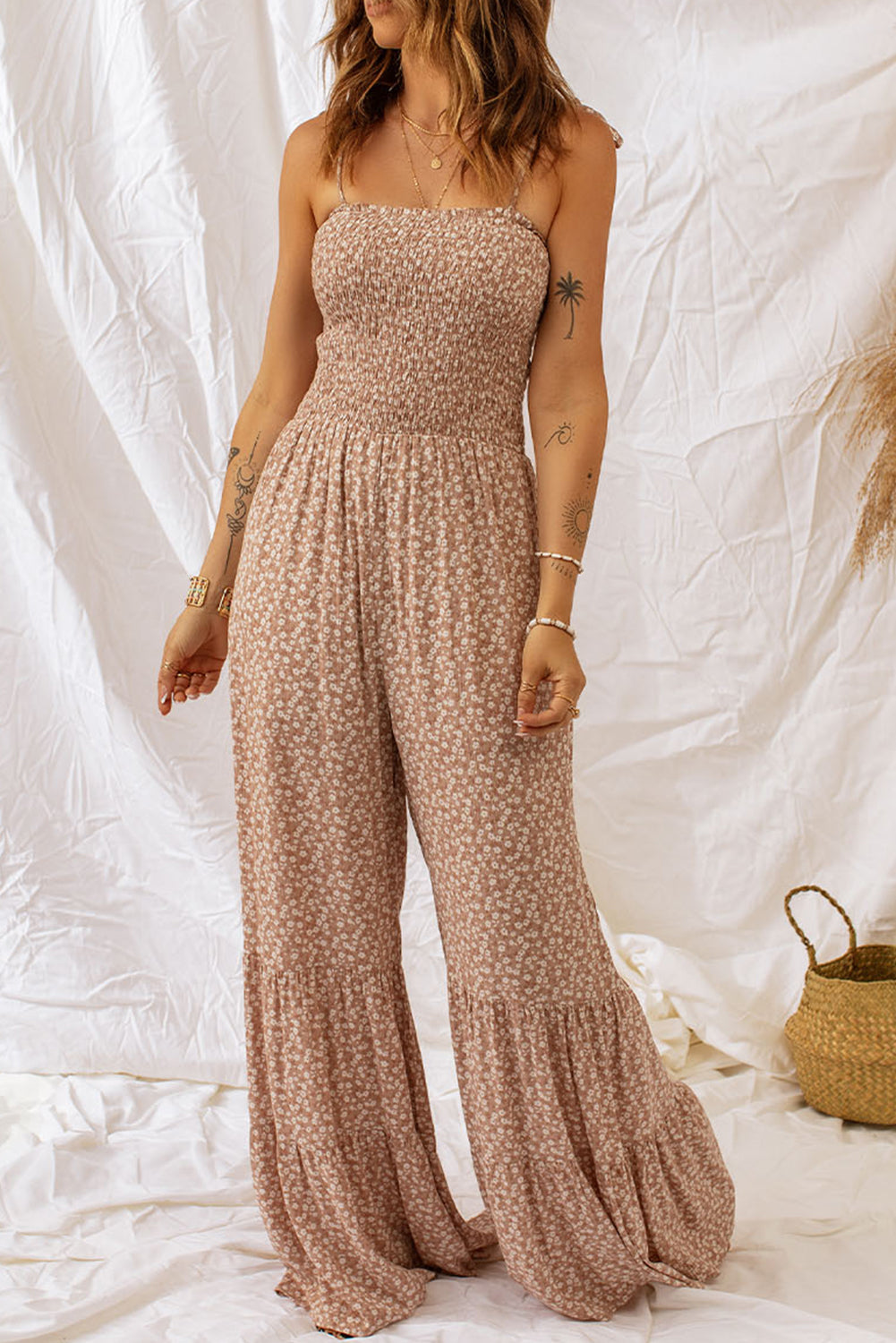 Floraler Spaghettiträger-Smocking-Jumpsuit mit weitem Bein