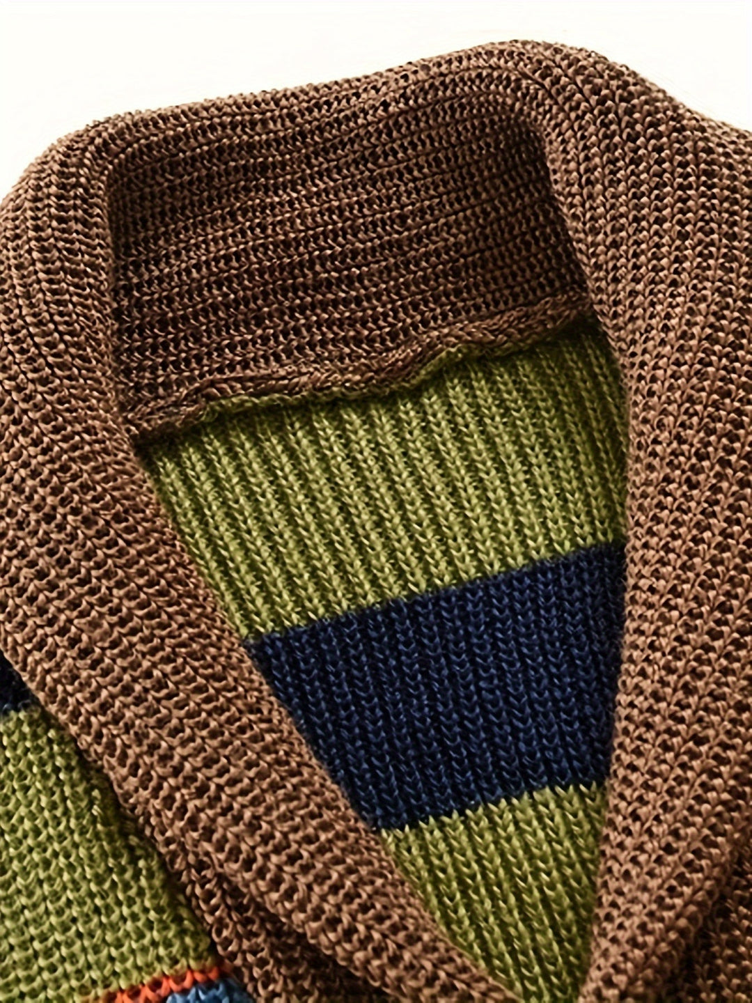 Großer gestrickter Herren-Cardigan mit Kontrastfarben