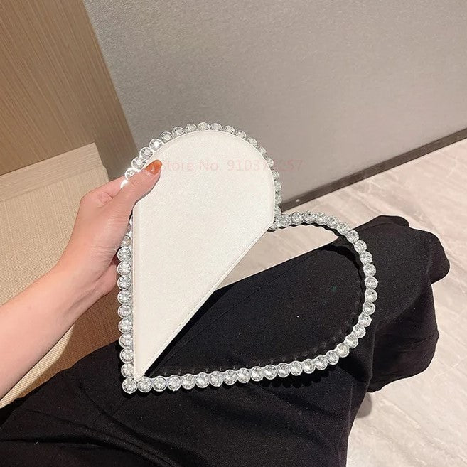 Elegante Clutch mit Kristallverzierung