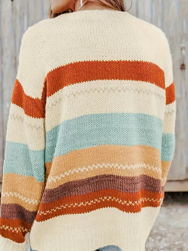 Gestrickter, gestreifter Pullover mit Rundhalsausschnitt