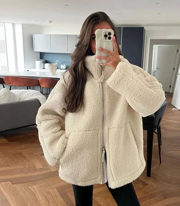 Flauschige Teddyjacke mit Kontrastdetails