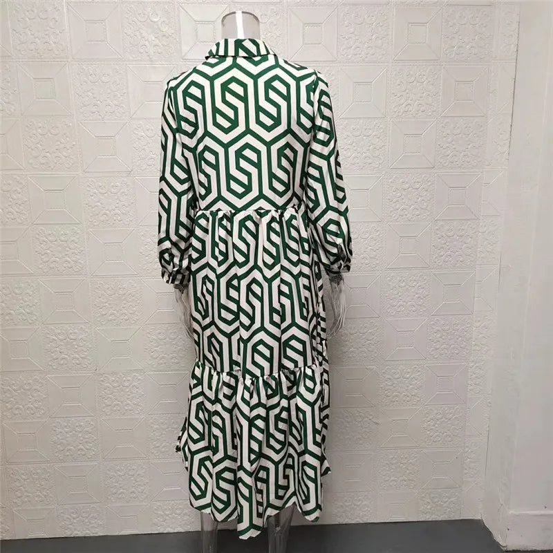 Langärmliges Kleid mit geometrischem Muster